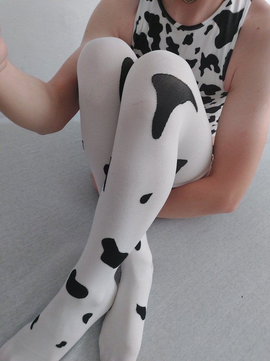 Mooo
#femboy #twink #cowprint #thighhighs