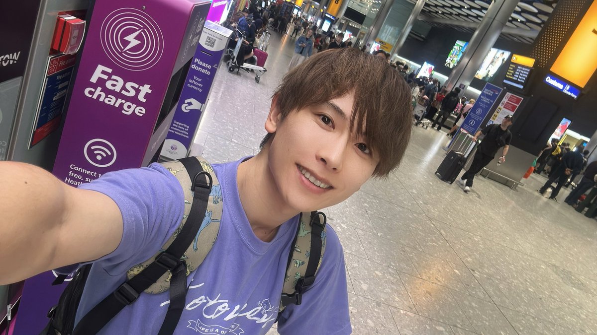 あっという間に// ロンドン・ヒースロー空港 今到着しました✨🛬 14時間フライト、 起きてたら着いちゃった😆 明日から楽しい時間  シェアハピしていくね☘️ 楽しみにしててくれる？？✨ #コトメン海外公演 #london