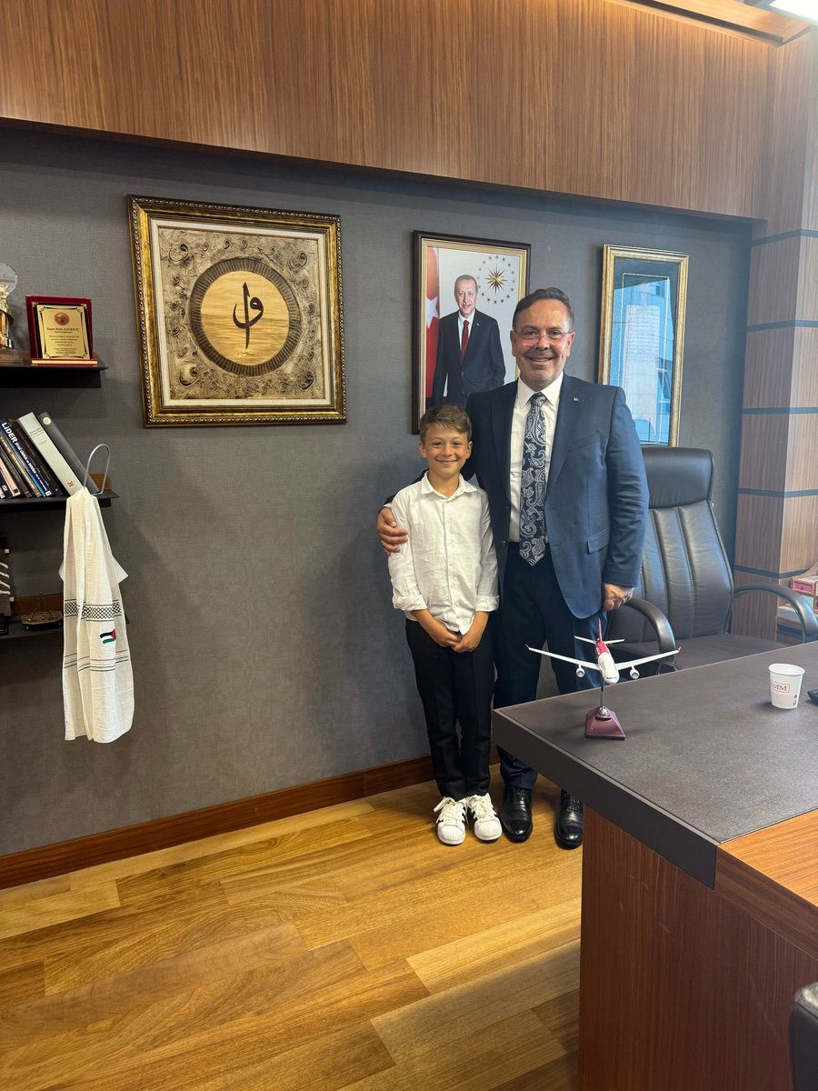 Dünya Balkan Dernekleri Federasyonu Başkanı Recep Varol, Genel Başkan Vekili Rıdvan Durmaz ve Başkan yardımcıları Gazi Meclisimizde misafirimiz oldular.

Görüşmeye küçük dostumuz Emre de eşlik etti. ☺️

Nazik ziyaretleri için teşekkür ediyorum.