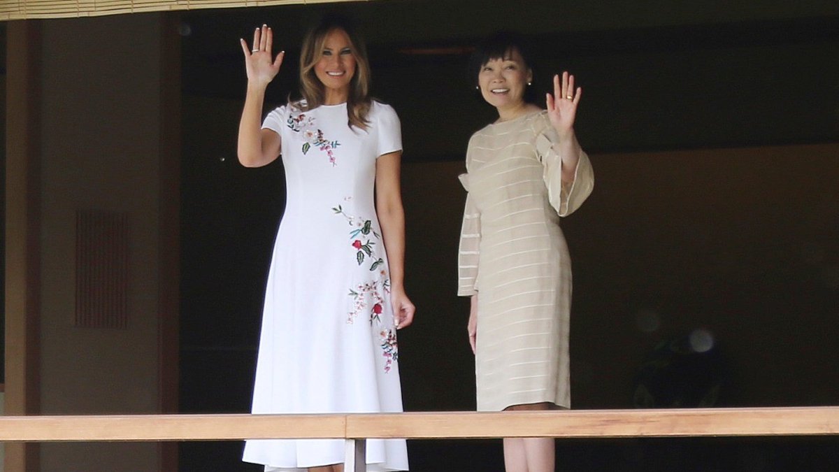 KUWTTRUMPS's tweet image. Melania in Carolina Herrera with Akie Abe - 2019 🇯🇵🎎🌸