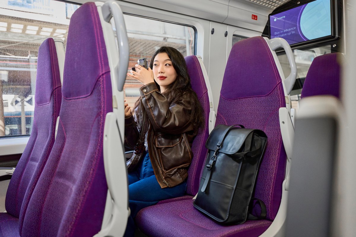 HeathrowExpress's tweet image. If your airport look isn’t coming together en route… are you even flying?

No judgment here, just a smooth journey and great lighting. 💅🚄