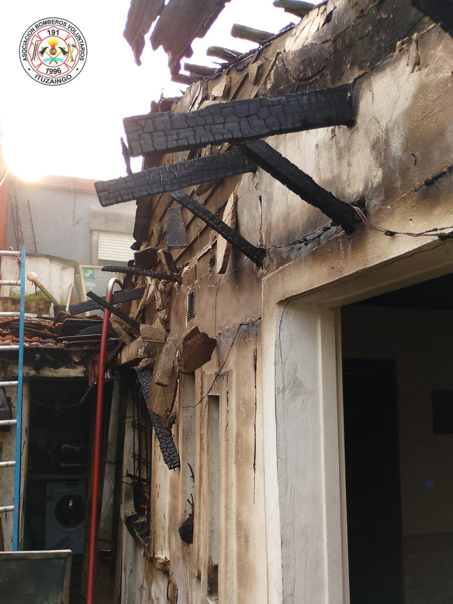 🏠 Incendio de vivienda en Benito Lynch y Segundo Sombra.

🚒 Móvil 31, a cargo del Of. Auxiliar Eduardo Filippetti y el Móvil 22, a cargo del Subayudante Santiago Campos. 

#BVI #BomberosdeItuzaingó #incendio #vivienda