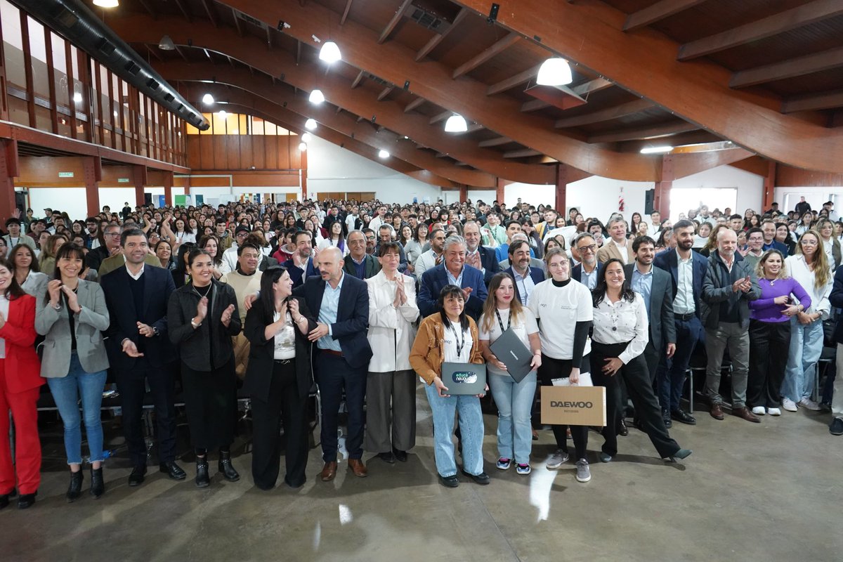 LAS BECAS GREGORIO ÁLVAREZ: SEMBRAR IGUALDAD, COSECHAR FUTURO

Las becas Gregorio Álvarez nacieron con un sueño profundo: que ningún chico o chica de Neuquén quede afuera de la escuela por falta de recursos. Que cada estudiante, sin importar dónde viva o cuál sea su realidad,