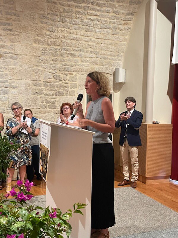 Très heureuse de représenter M. le Maire de Niort Jérôme Baloge à la remise des diplômes de la nouvelle promotion des infirmiers et infirmières de Niort. Un grand bravo 👏👏 à eux et un grand merci d’avoir choisi ce si beau métier dont nous avons tous besoin 🙏