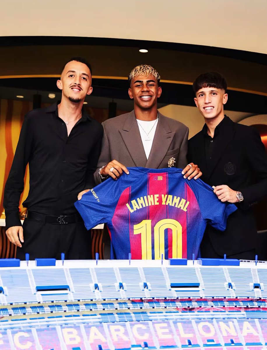 CentralDoYamal's tweet photo. Eles estavam lá quando Lamine Yamal, aos 15 anos, ingressou no time principal do Barcelona.

E eles também estavam lá, quando Lamine Yamal assumiu oficialmente a camisa 10 do maior clube da Espanha.

Quando se tem amigos leais, as conquistas se tornam ainda mais saborosas! https://t.co/bmKSIoV03s