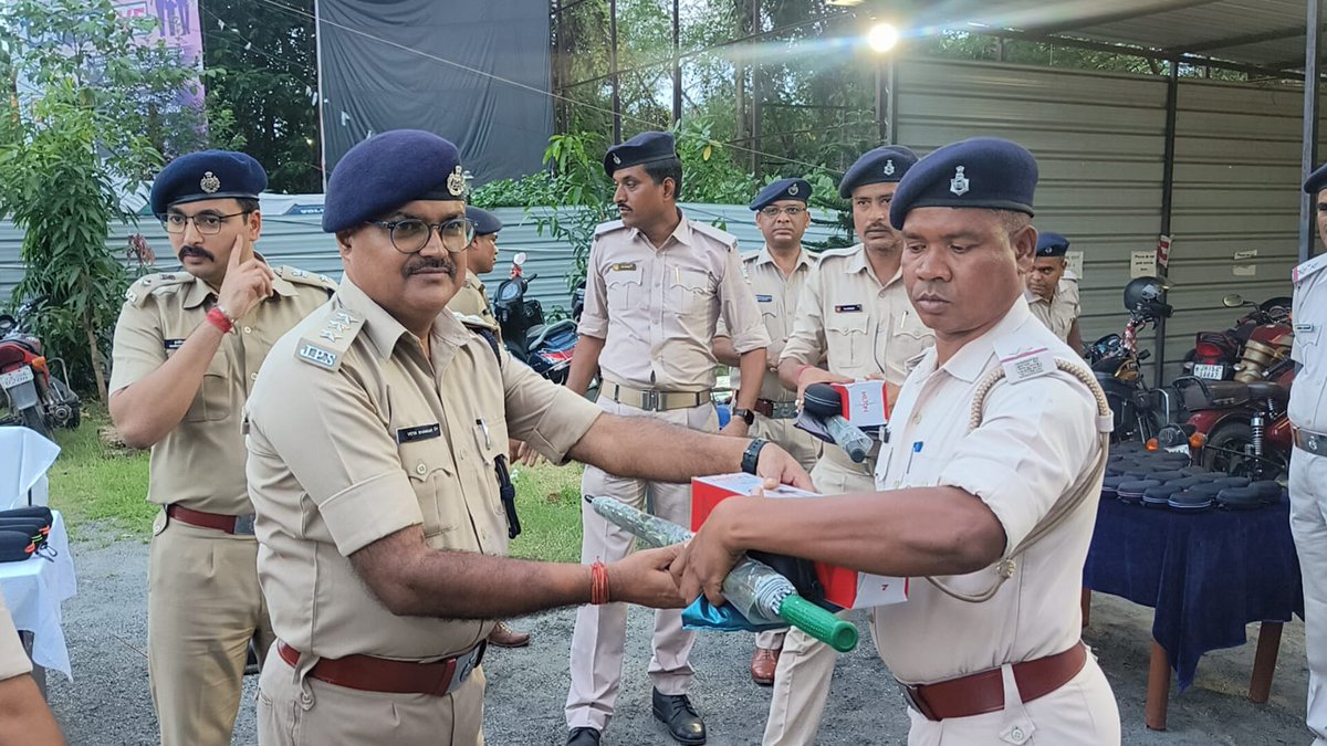 आज दि0 18/07/25 को पुलिस अधीक्षक, बोकारो के द्वारा पुलिस उपाधीक्षक नगर/ यातायात, थाना प्रभारी सेक्टर4, बी०एस०सिटी, सार्जेंट मेजर 1 एवं 2, परिचारी की उपस्थिति में नया मोड़ स्थित यातायात थाना के पुलिसकर्मियों के बीच छाता, चश्मा, रेनकोट, वाटर बोतल एवं अन्य सामग्री का वितरण किया गया।