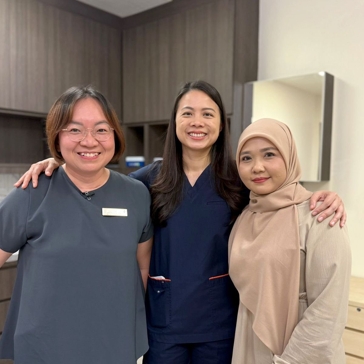 Detik Semasa, BERITA <a href="/mediacorp/">Mediacorp</a> spotlights our #NUHCS Women’s Heart Health Programme. Dr Sim Hui Wen explains how menopause &amp; hormonal changes affect the🫀. Christine Tioh, Snr Case Mgmt Officer, shares how tailored lifestyle plans aid at-risk women.

mewatch.sg/watch/Detik-Se…
