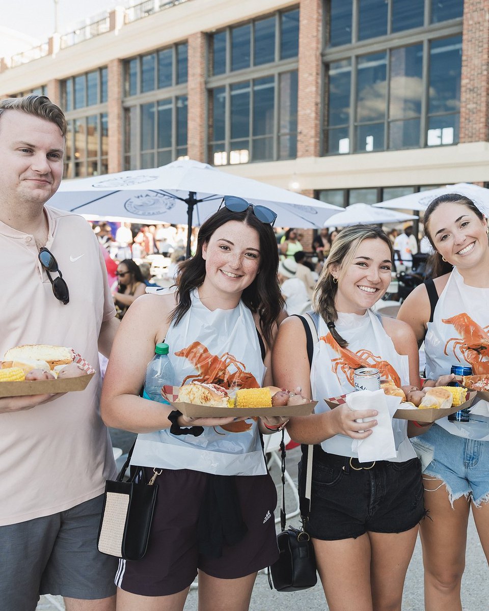 NavyPier's tweet image. Get ready to claw your way into the ultimate summer seafood celebration. 🦞 The Great American Lobster Fest returns to Navy Pier on Aug 16–17! We’re talkin’ fresh lobster flown in daily alongside cocktails, beers, live music, local vendors and more. 🎟️: bit.ly/4nNBtxr