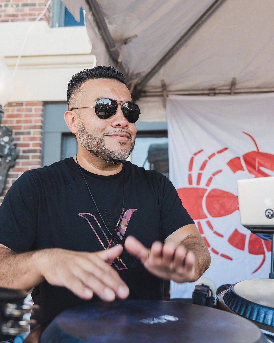 NavyPier's tweet image. Get ready to claw your way into the ultimate summer seafood celebration. 🦞 The Great American Lobster Fest returns to Navy Pier on Aug 16–17! We’re talkin’ fresh lobster flown in daily alongside cocktails, beers, live music, local vendors and more. 🎟️: bit.ly/4nNBtxr
