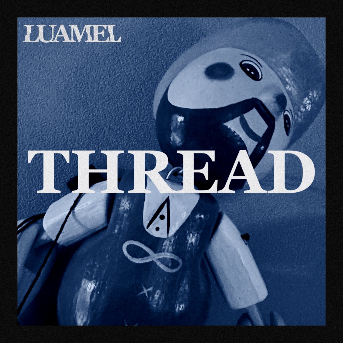 💿 LUAMEL (루아멜) 싱글 [실]

누군가 설정한 오차 범위 1cm
그 틀 안에서 모두가 태어난다.
프리셋이라는 몇 가지의 갈림길을 지나
정해진 길을 따라 수십 가지의 공정으로 자라나고
불량품을 걸러내는 타인의 눈을 거쳐
우리는 컨베이어 벨트 끝을 향해 나아간다.