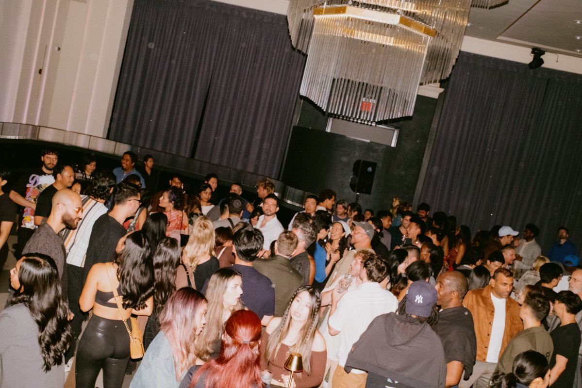 AndrewYang's tweet image. When great people get together it’s the best feeling. Offlineparty.com