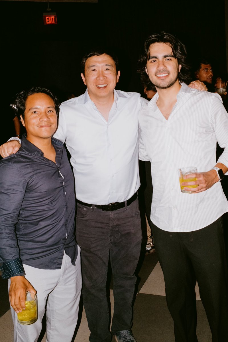AndrewYang's tweet image. When great people get together it’s the best feeling. Offlineparty.com