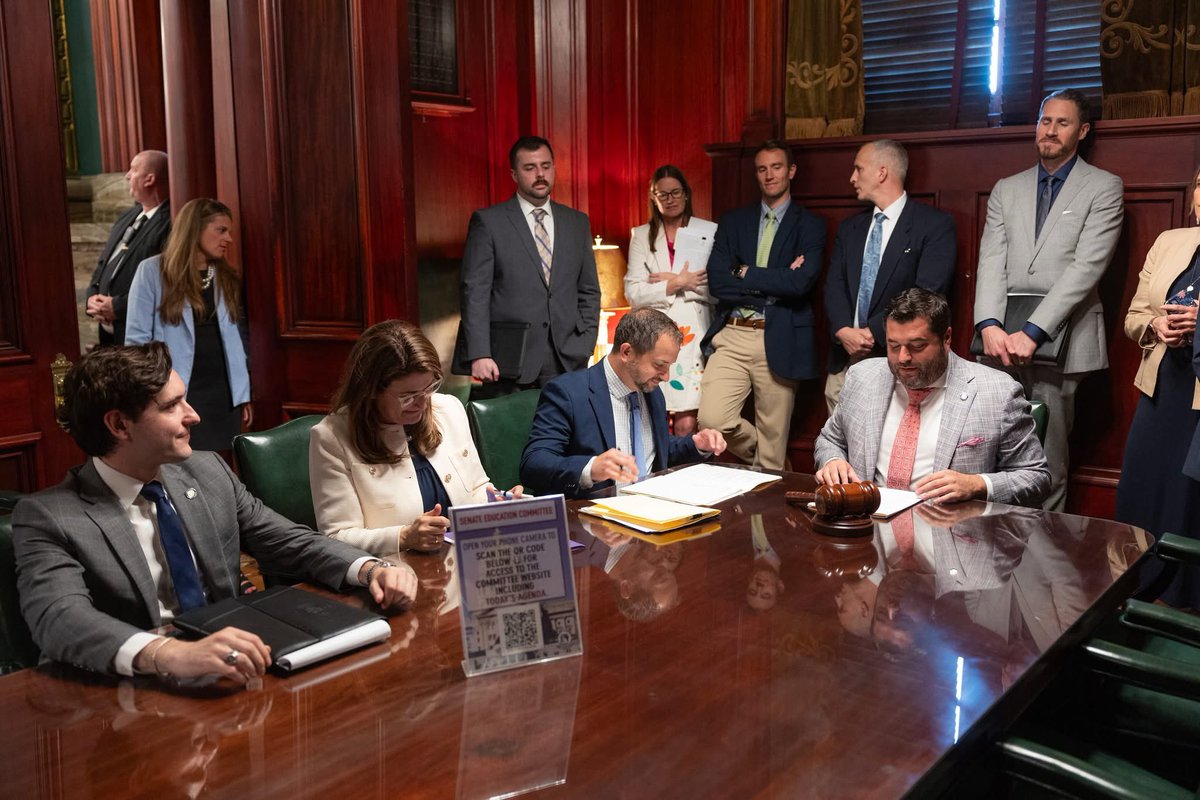 SenRobinsonPA's tweet image. At the Senate Labor & Industry Committee, we advanced legislation to expedite unemployment benefits for victims of domestic violence who quit their job for personal safety reasons. HB 274, the companion to my SB 176, now heads to the full Senate for consideration.