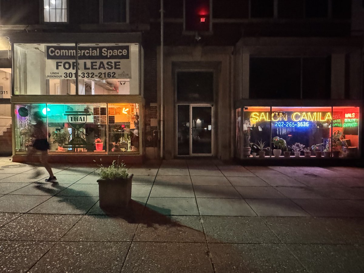 ShirleyImMilk's tweet photo. Late night Woodley Park.
#ILoveDC 
@_BLShelton @CPVAN333 @quake69 @Blackarachnia13 https://t.co/qhvkiDbJr7