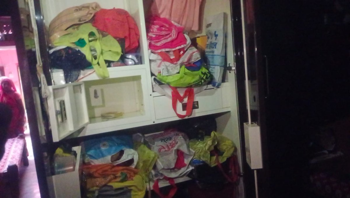 लखीमपुर खीरी मैगलगंज थाना क्षेत्र के फत्तेहपुर  चौकी के ग्राम रामपुर में हुई लाखों की चोरी , परिजनों ने बताया कि लगभग 20 से 22 लाख की चोरी हुई है , मौके पर पहुंची पुलिस ने शुरू की जांच ,

<a href="/Uppolice/">UP POLICE</a>