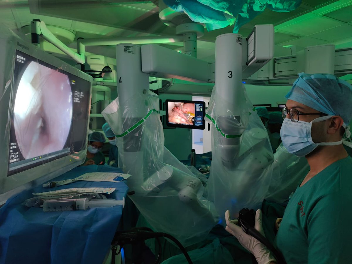 Assisting surgeons with intra-operative endoscopy has always been enjoyable, but getting to help out in a robotic surgery for the first time today was truly surreal.
#MedTwitter 
#TeamworkInMedicine 
#IntraoperativeEndoscopy