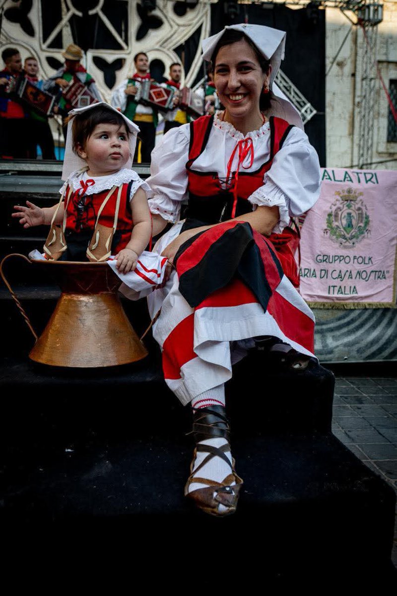 adcnfolkgroup's tweet photo. 👩‍❤️‍👨 FESTIVAL, UNA QUESTIONE DI FAMIGLIA 👩‍❤️‍👨

- Una giovane ciociara, la sua mamma e un papà che suona e sorveglia in lontananza
#festivalinternazionaledelfolklorealatri #tradizioni #Folklore
#fitp #fitplazio #alatri #ciociaria
📸 Chiara Marigliani https://t.co/bxfusYIgxg
