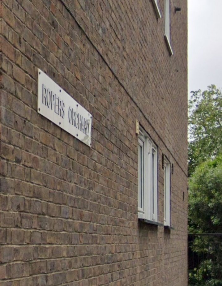 Knowledgepoint's tweet image. Ropers Garden and Ropers Orchard in Chelsea has a rich history rooted in its past as part of Sir Thomas More's orchard. In 1521, More gifted the orchard to his daughter Margaret and her husband William Roper upon their marriage.
