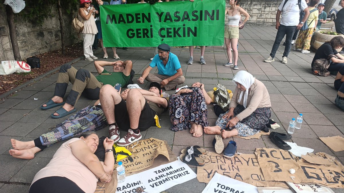 ikizkoydireniyo's tweet image. 5 SAATTİR MECLİS ÖNÜNDEYİZ!
#MadenYasasınıGeriÇek demek, sesimizi duyurmak için buradayız. İstiyoruz ki TBMM sesimizi duysun. İstiyoruz ki sayın Numan Kurtulmuş (@NumanKurtulmus) bizi dinlesin. İstiyoruz ki meclis genel kurulu dibindeki köylülere değer göstersin!