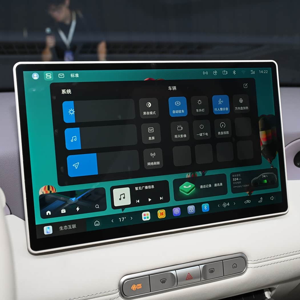 TychodeFeijter's tweet image. New MG4 electric hatchback: dashboard photos
MG is a Chinese car brand owned by SAIC. The new MG4 is a compact electric hatchback. We have new photos of the dashboard.
The dash has a modern but bust design. The strange-looking large-diameter steering wheel has two spokes, a…