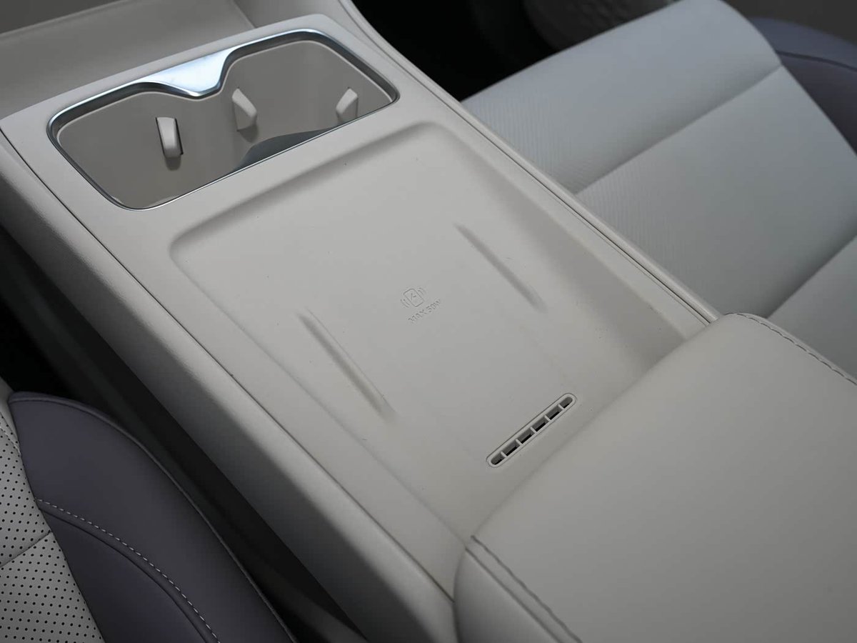 TychodeFeijter's tweet image. New MG4 electric hatchback: dashboard photos
MG is a Chinese car brand owned by SAIC. The new MG4 is a compact electric hatchback. We have new photos of the dashboard.
The dash has a modern but bust design. The strange-looking large-diameter steering wheel has two spokes, a…