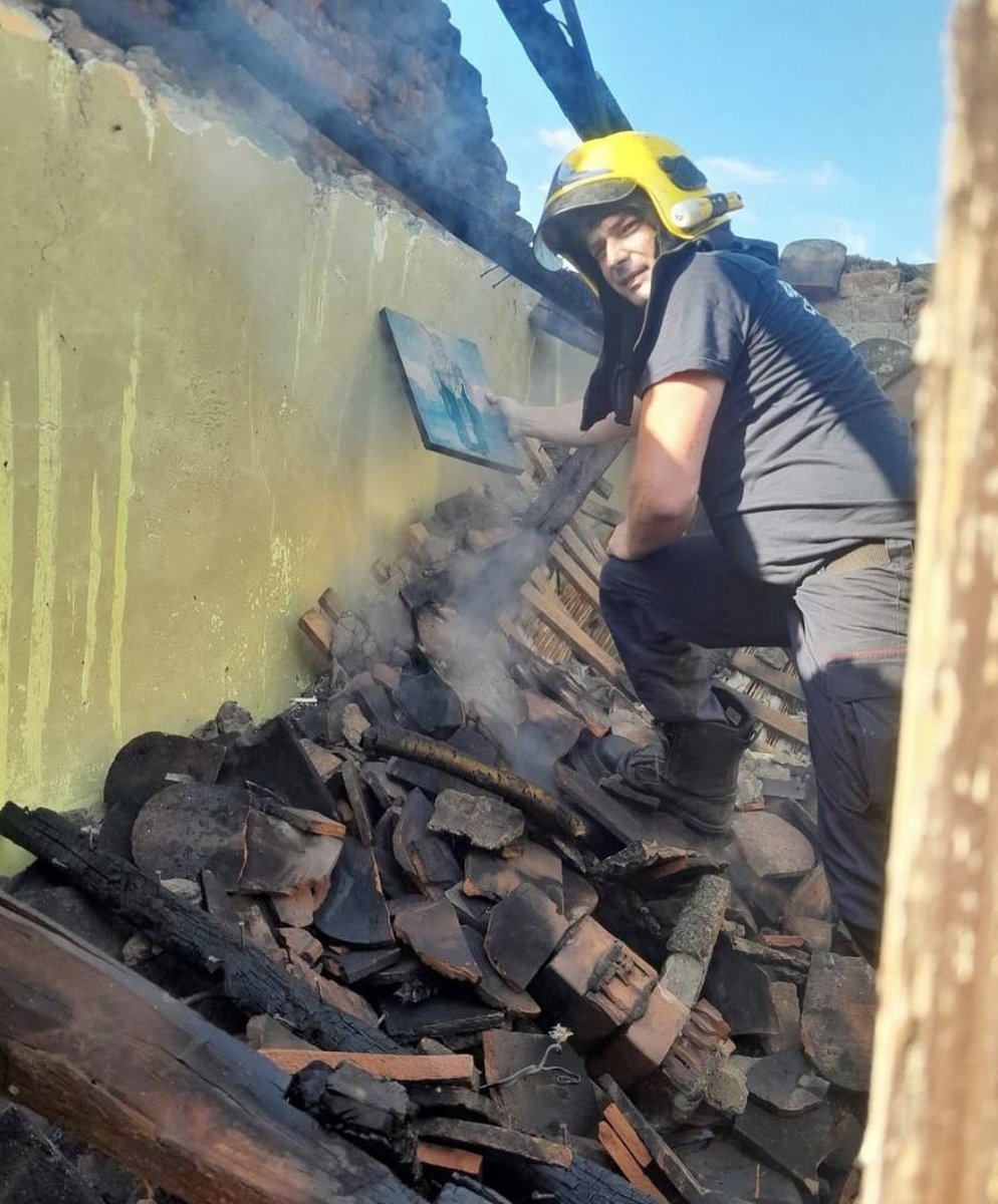 SerbiaBased's tweet image. Two days ago, firefighters from Šabac 🇷🇸 saved six homes in a massive blaze around the city. From the one house that burned down, they rescued an undamaged icon of St. Nicholas ☦️