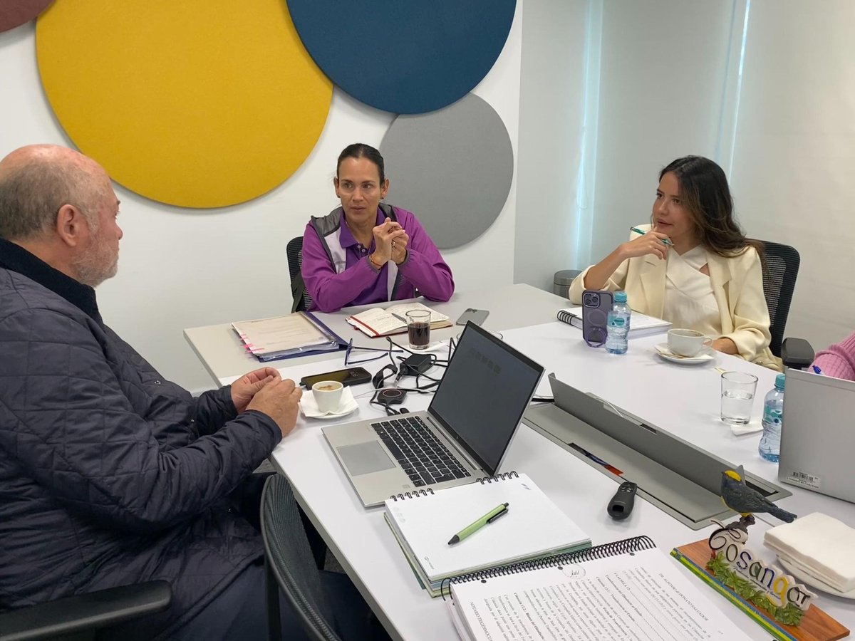 Ministerio de Energía y Minas Ecuador🇪🇨 (@recnaturalesec) on Twitter photo 📍AGENDA DE TRABAJO
🔸Hoy en Quito, la ministra <a href="/inesmanzano/">Ines Manzano</a> junto a la viceministra de Hidrocarburos, María Daniela Conde, mantuvo una reunión de trabajo con el presidente Ejecutivo de <a href="/OCPEcuador/">OCP Ecuador S.A.</a>, Jaime Bucheli.
#ElNuevoEcuador 📍AGENDA DE TRABAJO
🔸Hoy en Quito, la ministra <a href="/inesmanzano/">Ines Manzano</a> junto a la viceministra de Hidrocarburos, María Daniela Conde, mantuvo una reunión de trabajo con el presidente Ejecutivo de <a href="/OCPEcuador/">OCP Ecuador S.A.</a>, Jaime Bucheli.
#ElNuevoEcuador