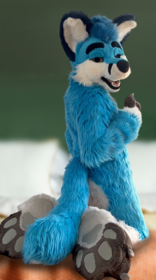 Paws for #FursuitFriday 

#Furry