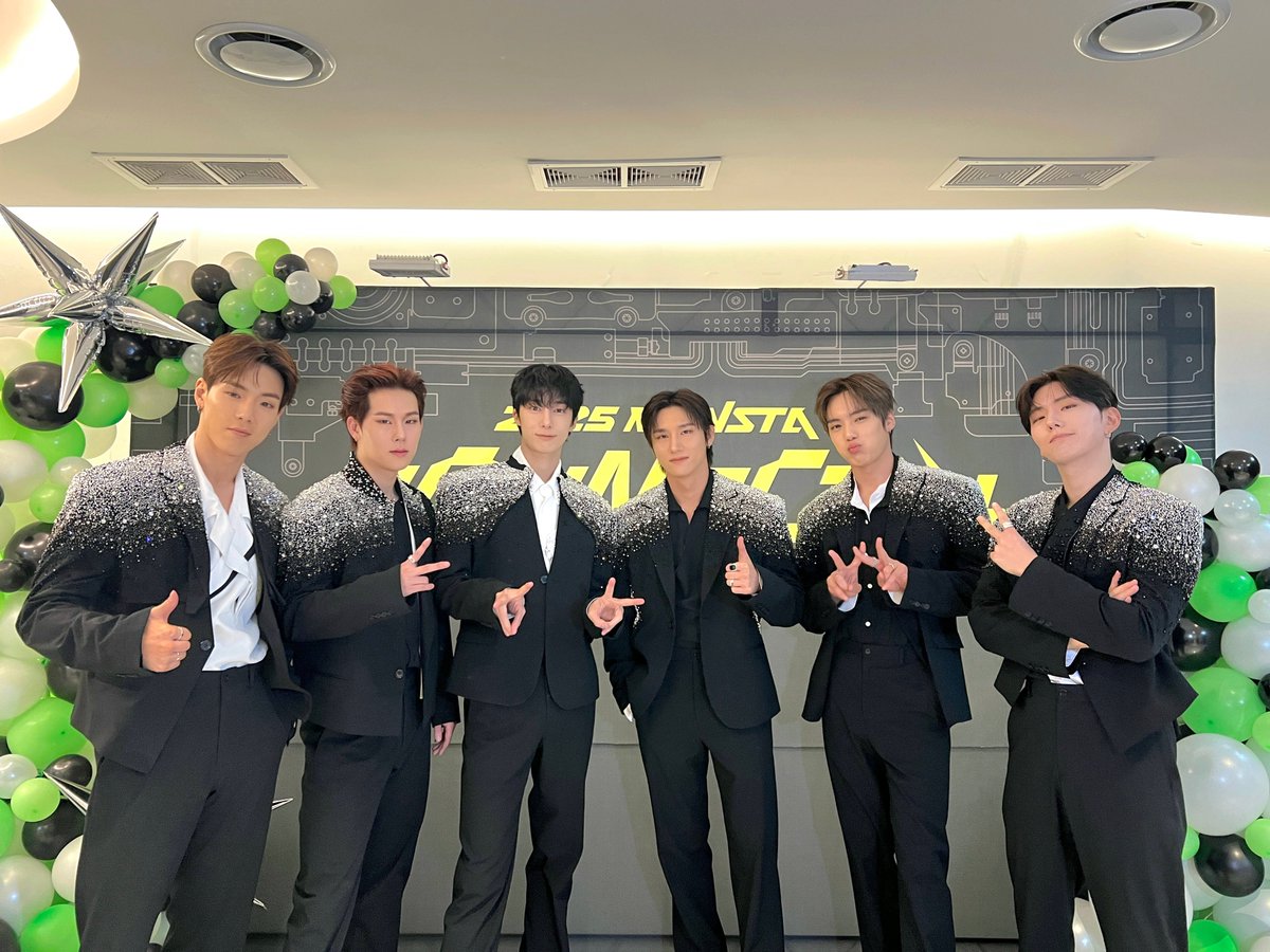 OfficialMONSTAX's tweet photo. 📸
2025 MONSTA X 
CONNECT X ♾ DAY 1 💚

'#몬베베'와 함께한 DAY 1 ✨
오랜만에 몬베베 앞에서 보여 준 완전체 공연!
다들 오늘이 행복한 기억으로 남기를 바라며
5래오래 1자리에서 몬베베만 4랑할게 ❤️‍🔥

#몬스타엑스 #MONSTAX #MONSTA_X
#MONSTAX_CONNECTX
#사랑한다몬베베 https://t.co/RrC1XW8PVT