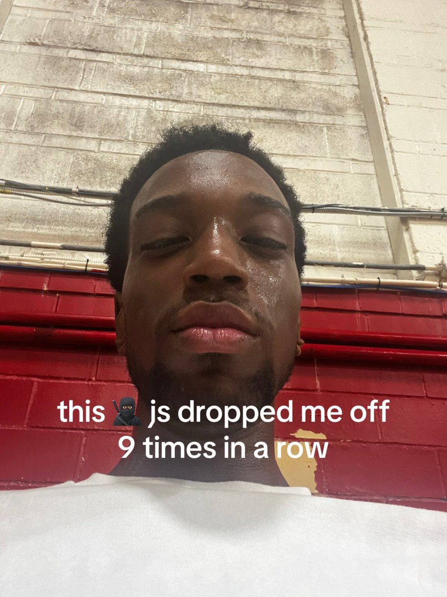 HoodFamousTV_'s tweet image. He got dropped off 9 times by a pastor and invited to his next sermon😂😂😂😂😂