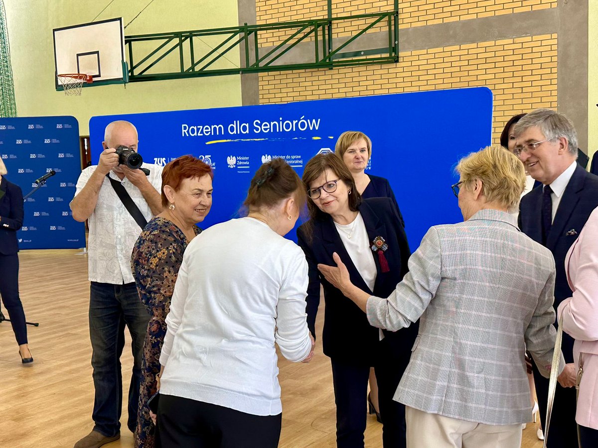 MZ_GOV_PL's tweet image. 🧓 Seniorzy kolejny raz pokazali, że chęć nauki i dbania o innych nie zna granic wieku.
W ramach ogólnopolskiego projektu edukacyjnego @zus_pl i Lotniczego Pogotowia Ratunkowego „Razem dla seniorów” odbyło się kolejne szkolenie dla seniorów.
Uczestnicy zdobyli praktyczne…