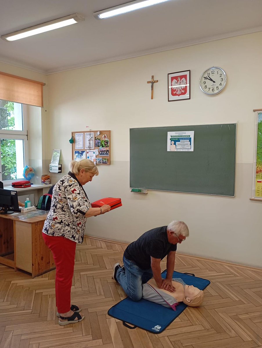 MZ_GOV_PL's tweet image. 🧓 Seniorzy kolejny raz pokazali, że chęć nauki i dbania o innych nie zna granic wieku.
W ramach ogólnopolskiego projektu edukacyjnego @zus_pl i Lotniczego Pogotowia Ratunkowego „Razem dla seniorów” odbyło się kolejne szkolenie dla seniorów.
Uczestnicy zdobyli praktyczne…