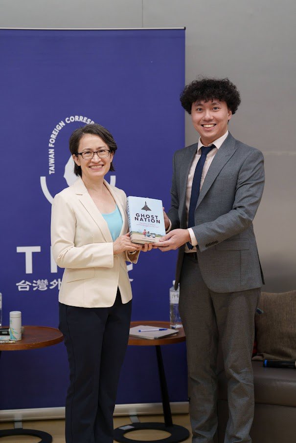 TaiwanFCC's tweet image. On Friday, the Taiwan Foreign Correspondents’ Club hosted Vice President Hsiao Bi-khim @bikhim for an exclusive briefing. She spoke about issues such as the threats and coercion Taiwan faces, tariffs, semiconductors, and building resilience. The event was chaired by @tchau01.