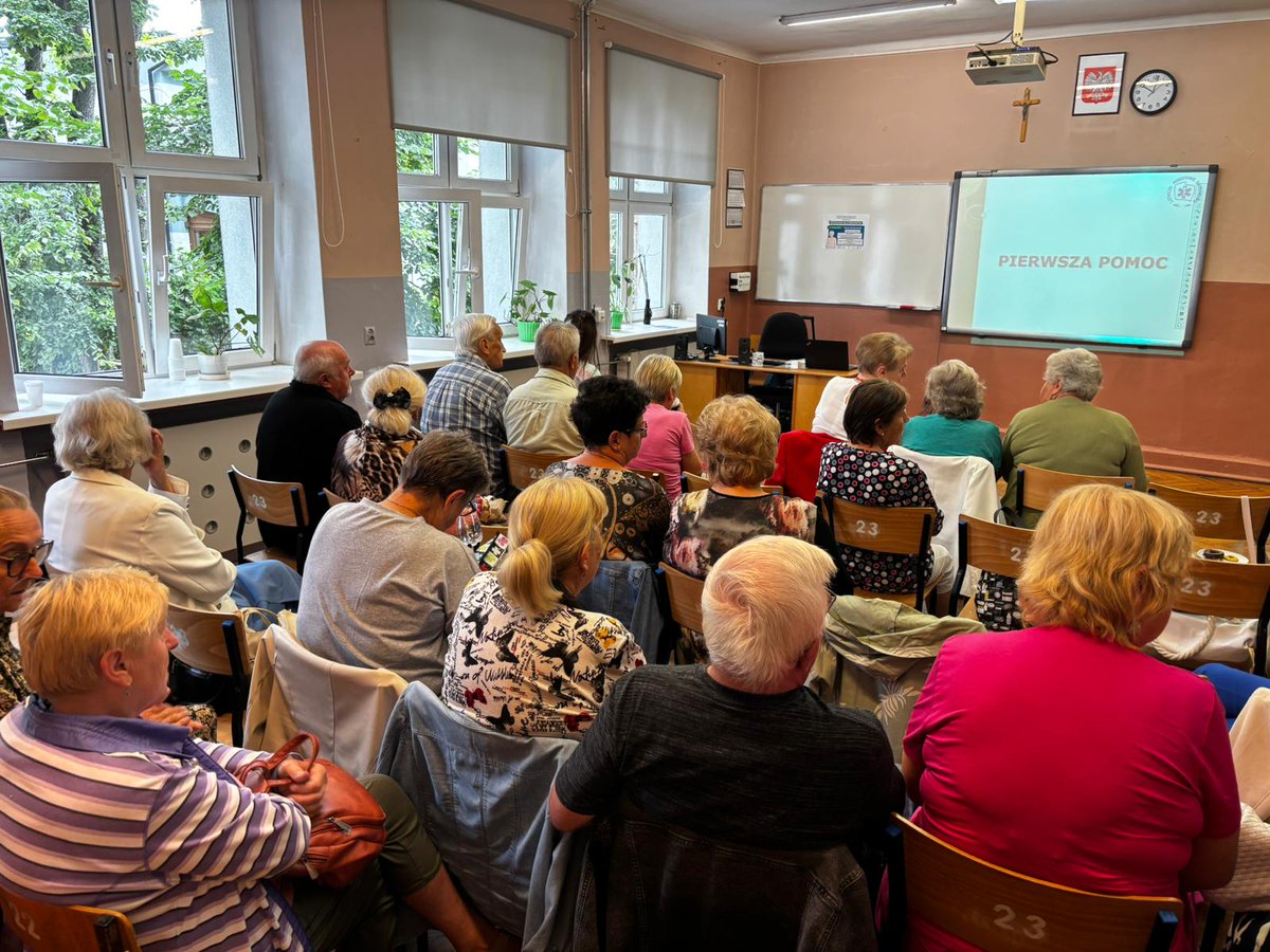 MZ_GOV_PL's tweet image. 🧓 Seniorzy kolejny raz pokazali, że chęć nauki i dbania o innych nie zna granic wieku.
W ramach ogólnopolskiego projektu edukacyjnego @zus_pl i Lotniczego Pogotowia Ratunkowego „Razem dla seniorów” odbyło się kolejne szkolenie dla seniorów.
Uczestnicy zdobyli praktyczne…