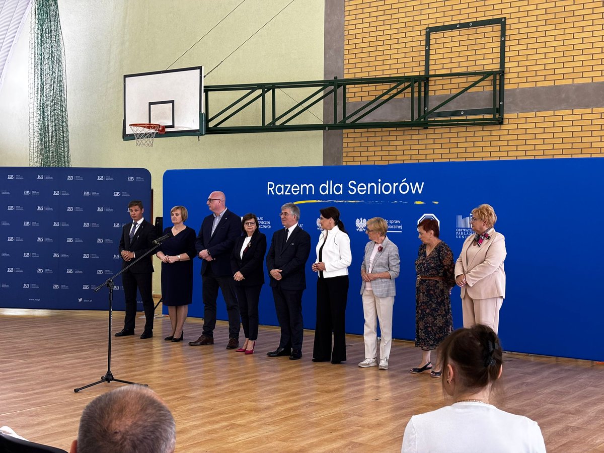 MZ_GOV_PL's tweet image. 🧓 Seniorzy kolejny raz pokazali, że chęć nauki i dbania o innych nie zna granic wieku.
W ramach ogólnopolskiego projektu edukacyjnego @zus_pl i Lotniczego Pogotowia Ratunkowego „Razem dla seniorów” odbyło się kolejne szkolenie dla seniorów.
Uczestnicy zdobyli praktyczne…