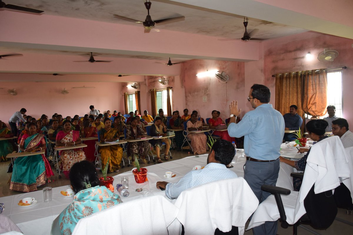 पंचायत नेत्री अभियान" के अंतर्गत जिला पंचायत संसाधन केंद्र, सरायकेला में महिला जनप्रतिनिधियों हेतु एक दिवसीय प्रशिक्षण कार्यक्रम आयोजित किया गया।
नेतृत्व क्षमता विकास एवं पंचायत स्तर पर सशक्त भागीदारी सुनिश्चित करने की दिशा में महिला जनप्रतिनिधियों को किया गया प्रेरित।
