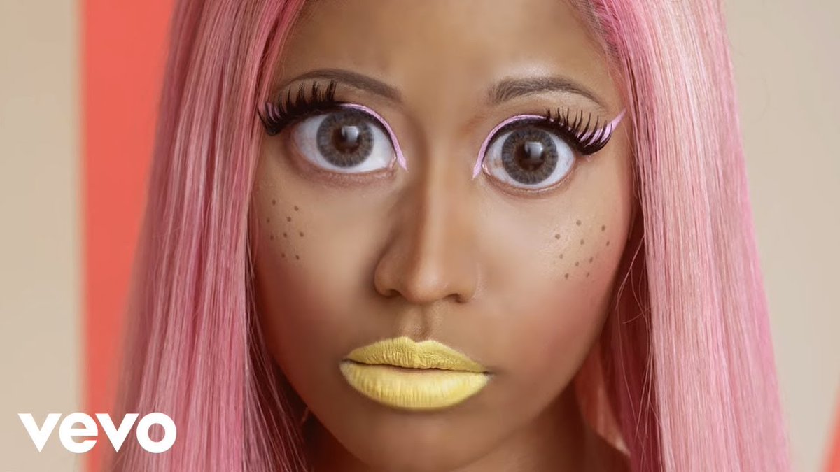 that_girl_brina's tweet image. Mocking other people's fake freckles, when this is her ππ