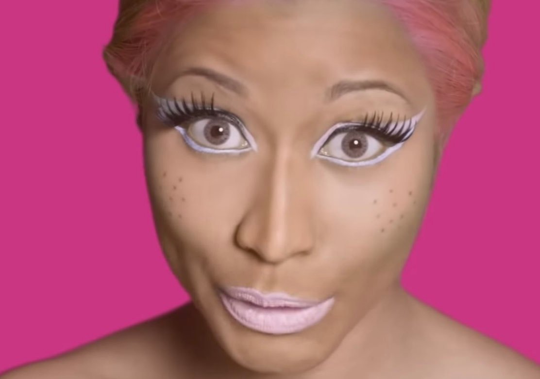 that_girl_brina's tweet image. Mocking other people's fake freckles, when this is her ππ