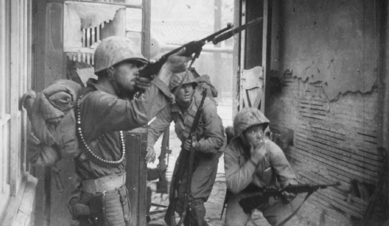 OspreyBooks's tweet image. Marines fighting in the streets of Seoul following the landings at Inchon, 20 September 1950. (NARA)
Image from Korea: War Without End by Richard Dannatt and Robert Lyman.
#KoreanWar #Korea #History