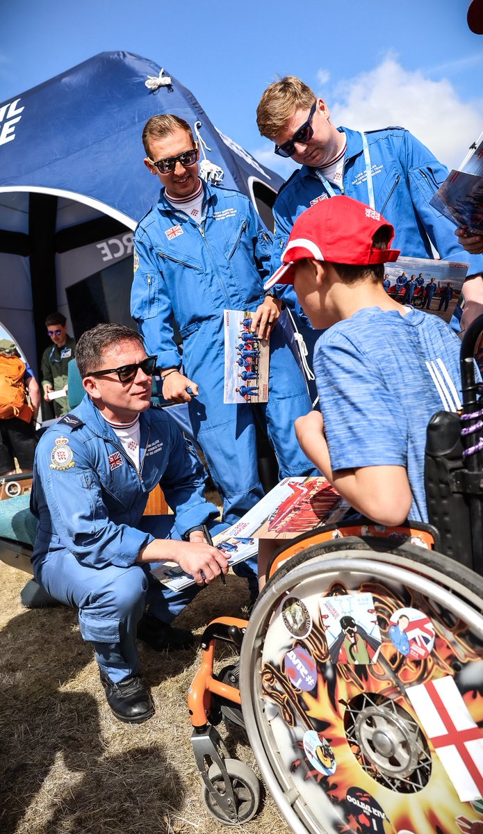 rafredarrows's tweet image. One of the special parts of RIAT is the chance to speak with so many people. Brilliant meet-and-greet session on day one of the Air Tattoo, with Circus joining the pilots.
#RedArrows | #RIAT | #RIAT25 | #RAF