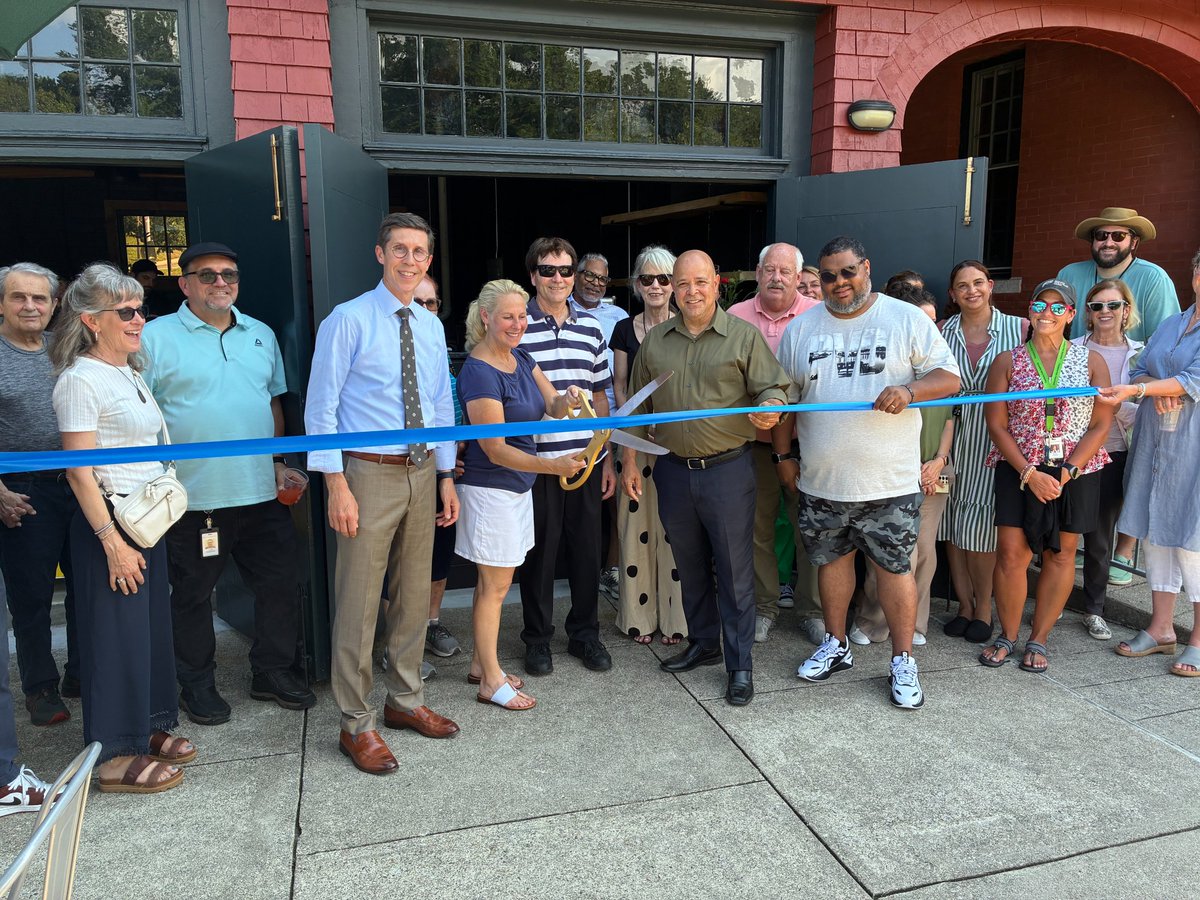 PVDMayor's tweet image. This week, we cut the ribbon on the new Boathouse Café at Roger Williams Park. The Days Family, who introduced gondola rides in 1997 and have run park concessions since 2002, will now be serving coffee and light refreshments. Stop by on your next visit and enjoy the lakeside…