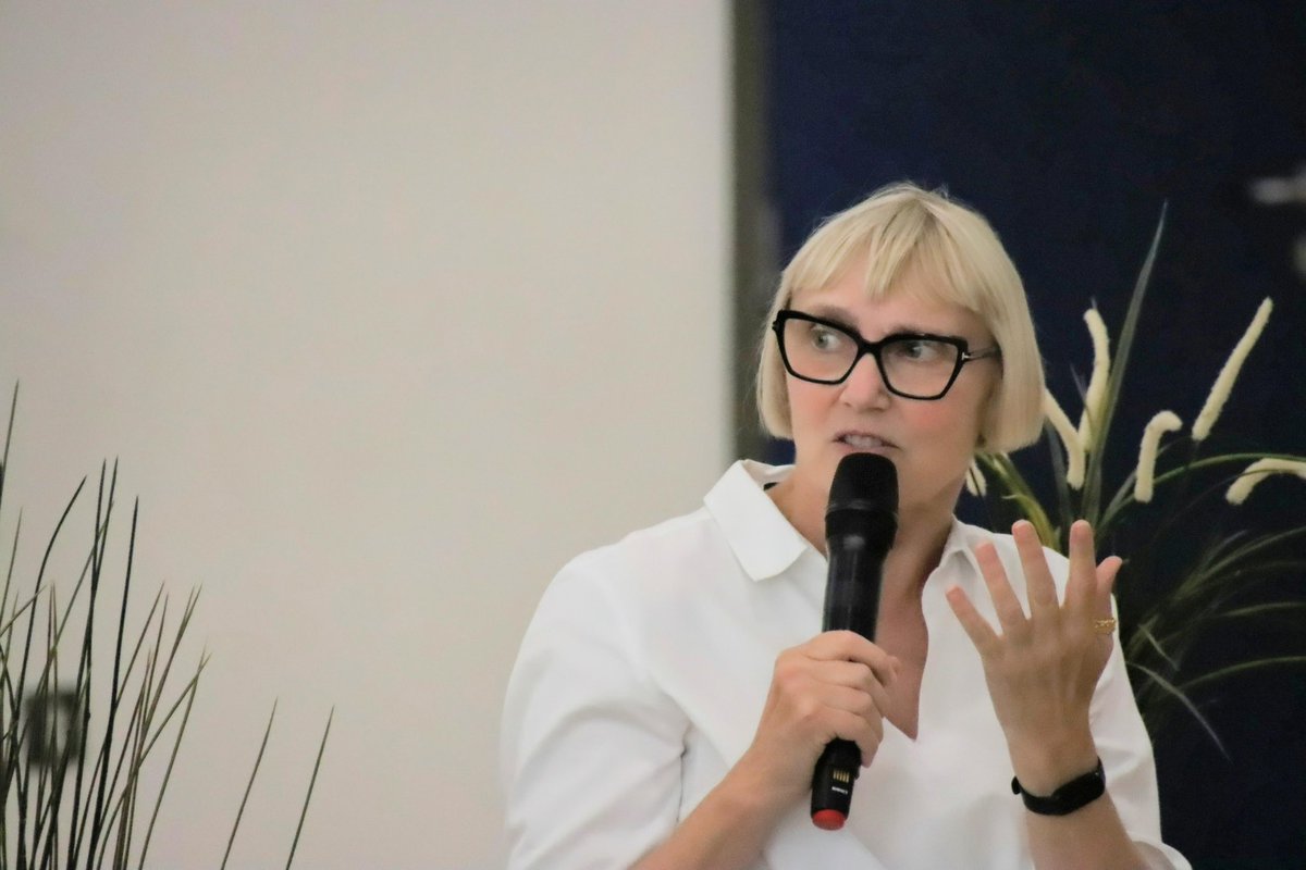 Kenilworth Books🌱🌺🌻🦔 (@kenilworthbook) on Twitter photo Photos from last nights event at <a href="/KenilworthSch/">Kenilworth School</a> with Elizabeth Fremantle and <a href="/anniegarthwaite/">Annie Garthwaite</a> 📸
It was wonderful to chat about not only the Dangerous Women within their novels but also many others from history and the importance of highlighting these stories today! 📚 Photos from last nights event at <a href="/KenilworthSch/">Kenilworth School</a> with Elizabeth Fremantle and <a href="/anniegarthwaite/">Annie Garthwaite</a> 📸
It was wonderful to chat about not only the Dangerous Women within their novels but also many others from history and the importance of highlighting these stories today! 📚