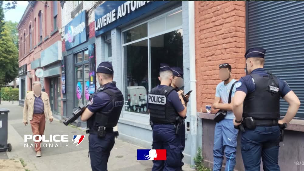 PoliceNat59's tweet image. #Protéger | Dans le cadre des opérations de sécurisation menées quotidiennement sur le territoire, une nouvelle intervention a eu lieu aujourd'hui à #roubaix. En 1h30,
- 15 individus contrôlés
- 1 verbalisation pour détention de stupéfiants
- 5 verbalisations pour stationnement