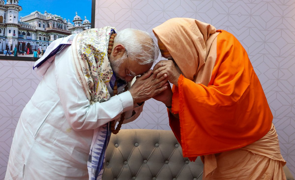 narendramodi's tweet image. आज मोतिहारी में स्वामी शक्ति शरणानंद सरस्वती जी महाराज से आशीर्वाद लेने का सौभाग्य मिला। उनके व्यक्तित्व में जहां तेज और ओज का वास है, वहीं वाणी में आध्यात्मिकता रची-बसी है। महाराज जी की आत्मीयता, स्नेह और मार्गदर्शन से अभिभूत हूं!