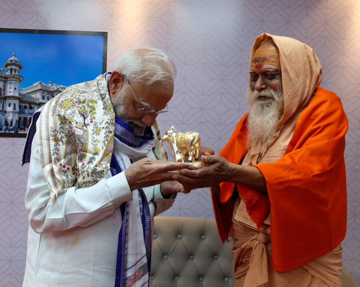 narendramodi's tweet image. आज मोतिहारी में स्वामी शक्ति शरणानंद सरस्वती जी महाराज से आशीर्वाद लेने का सौभाग्य मिला। उनके व्यक्तित्व में जहां तेज और ओज का वास है, वहीं वाणी में आध्यात्मिकता रची-बसी है। महाराज जी की आत्मीयता, स्नेह और मार्गदर्शन से अभिभूत हूं!