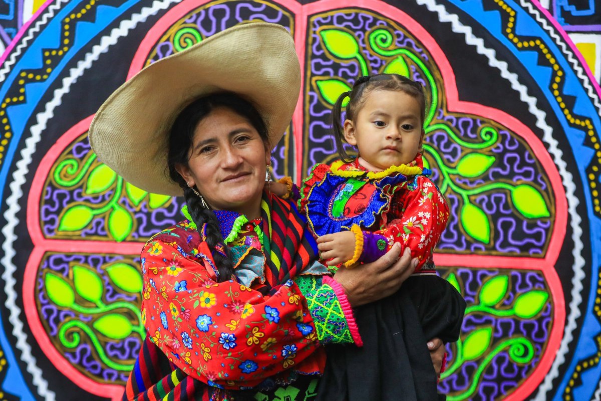 presidenciaperu's tweet photo. 🧵 La presidenta Dina Boluarte participó en la inauguración de #RuraqMaki, una de las muestras más importantes del arte tradicional peruano, donde se reconoció el saber ancestral del poncho triteño como Patrimonio Cultural de la Nación.

“Cuando reconocemos nuestras raíces, también reconocemos la identidad de todo un país”, expresó la mandataria.

#RuraqMaki2025 #HechoAMano #PatrimonioCultural #PonlePunchePerú 🇵🇪 @MinCulturaPe