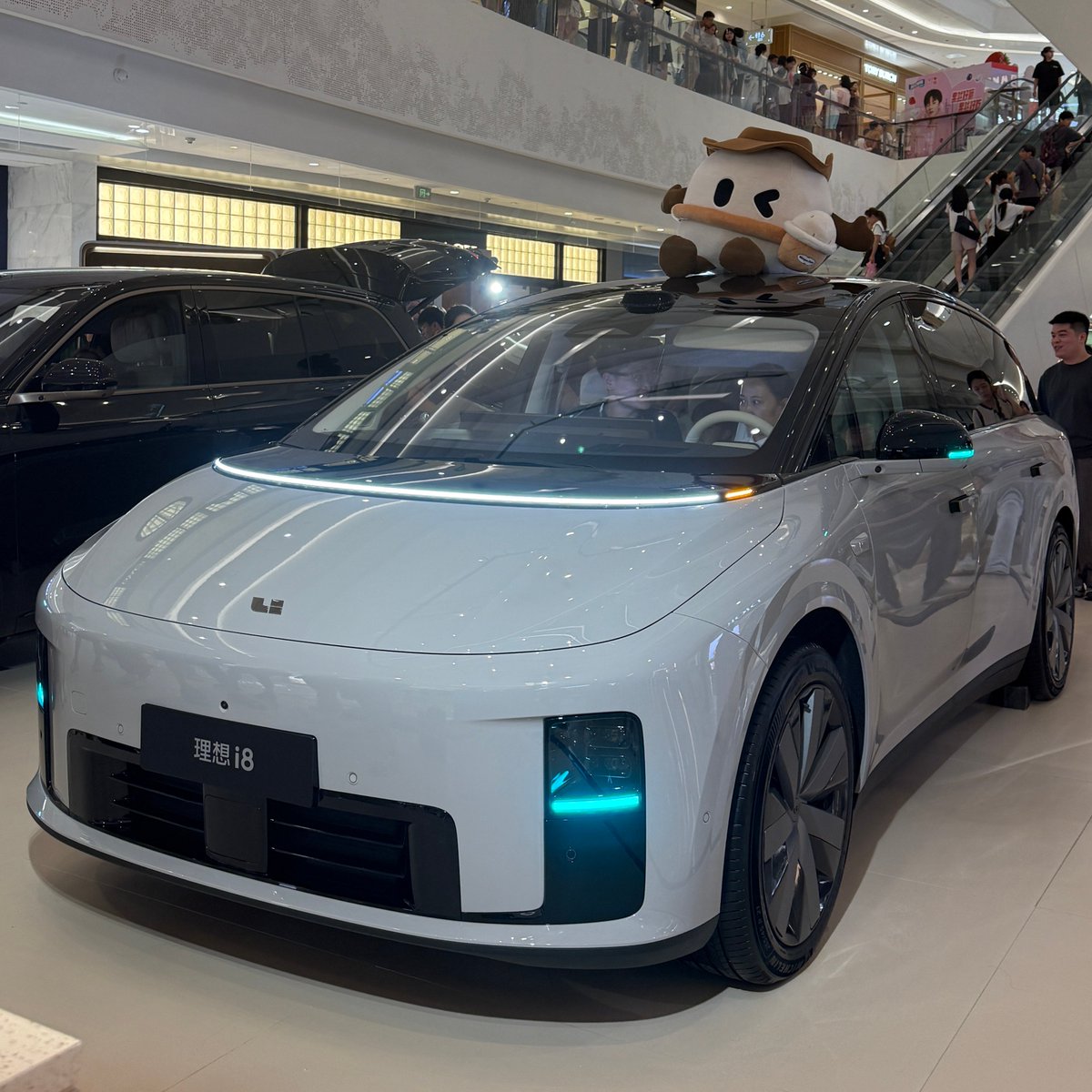TychodeFeijter's tweet image. Li Auto i8 - at the shopping mall
Li Auto is a Chinese NEV maker. The i8 is a new full-electric six-seat SUV. We have new photos of a dark gray example at a Li Auto experience store in a shopping mall in China.
The i8 has a radical new design, inspired by the lines of the Li…