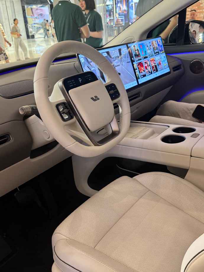 TychodeFeijter's tweet image. Li Auto i8 - at the shopping mall
Li Auto is a Chinese NEV maker. The i8 is a new full-electric six-seat SUV. We have new photos of a dark gray example at a Li Auto experience store in a shopping mall in China.
The i8 has a radical new design, inspired by the lines of the Li…