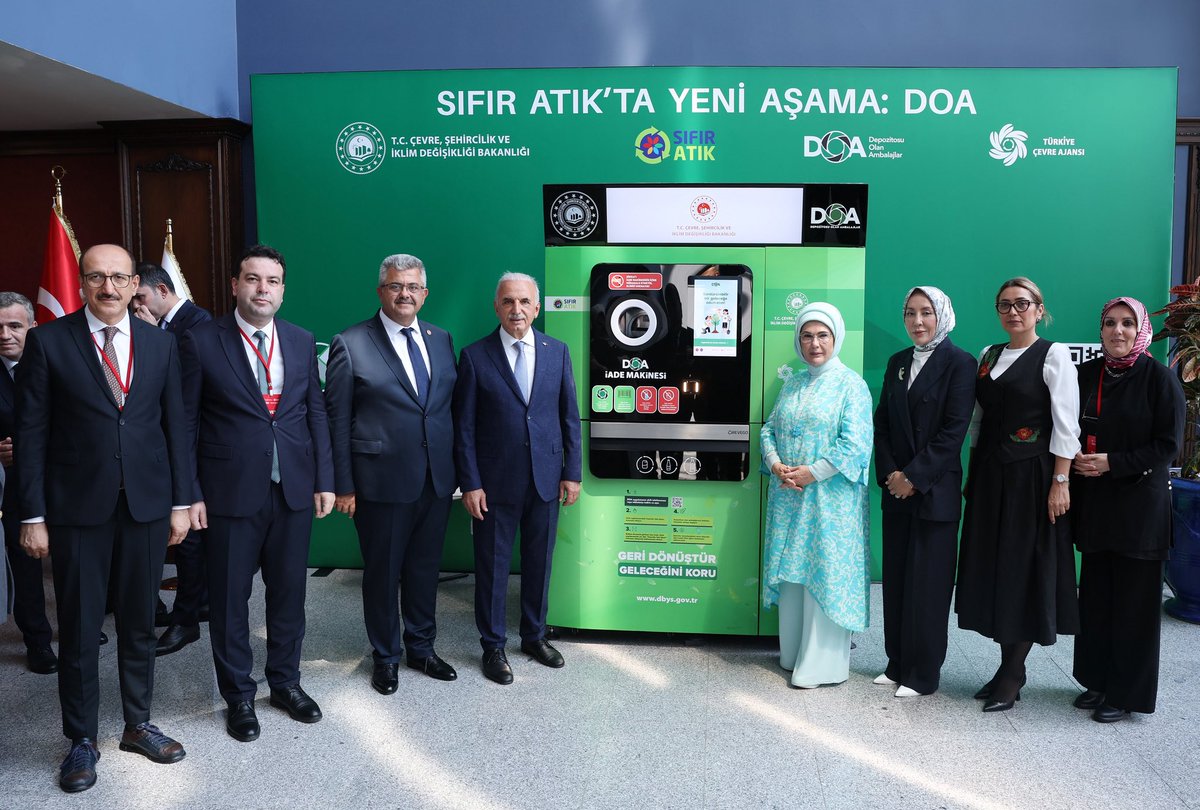 EmineErdogan's tweet image. Ümraniye Belediyesi’nin düzenlediği “Çevre Şenliği”nde, yakın zamanda hayata geçirilen Depozito İade Makinesi DOA’yı da deneyimleme fırsatım oldu.
Geri dönüşüm sürecini dijitalle buluşturan bu uygulamayla artık atıklar dönüşürken hem doğa hem de ülkemiz kazanacak.
DOA,…