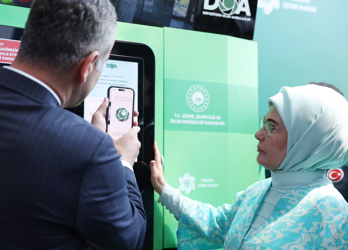 EmineErdogan's tweet image. Ümraniye Belediyesi’nin düzenlediği “Çevre Şenliği”nde, yakın zamanda hayata geçirilen Depozito İade Makinesi DOA’yı da deneyimleme fırsatım oldu.
Geri dönüşüm sürecini dijitalle buluşturan bu uygulamayla artık atıklar dönüşürken hem doğa hem de ülkemiz kazanacak.
DOA,…
